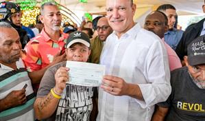 Instituciones en Santiago entregan salario 13 a miles de empleados en el inicio de la Navidad