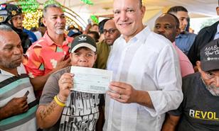 Instituciones en Santiago entregan salario 13 a miles de empleados en el inicio de la Navidad