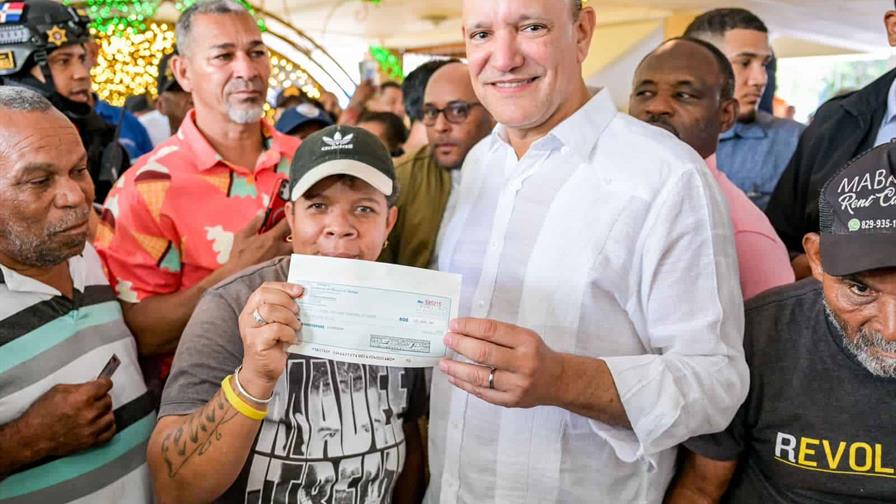 Instituciones en Santiago entregan salario 13 a miles de empleados en el inicio de la Navidad