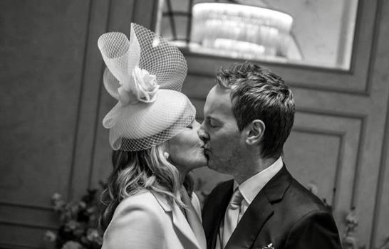 Kim Cattrall, estrella de Sex and the City, se casa con el productor Russell Thomas