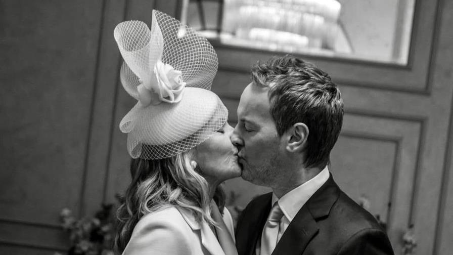 Kim Cattrall, estrella de Sex and the City, se casa con el productor Russell Thomas Kim Cattrall, estrella de Sex and the City, se casa con el productor Russell Thomas