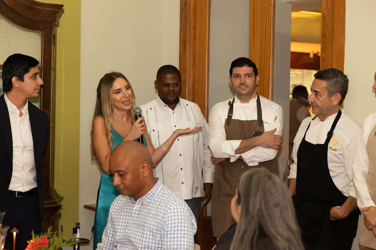 Marta Amengual, gerente general del Hotel Kimpton Las Mercedes, da las gracias al equipo que hizo posible esta cena a 4 manos en Zola.