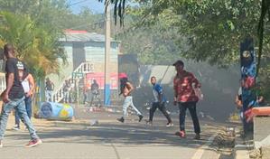 Una camioneta de la Policía arrolla a varias personas en Villa González, la comunidad protesta