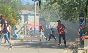 Una camioneta de la Polic&iacute;a arrolla a varias personas en Villa Gonz&aacute;lez, la comunidad protesta