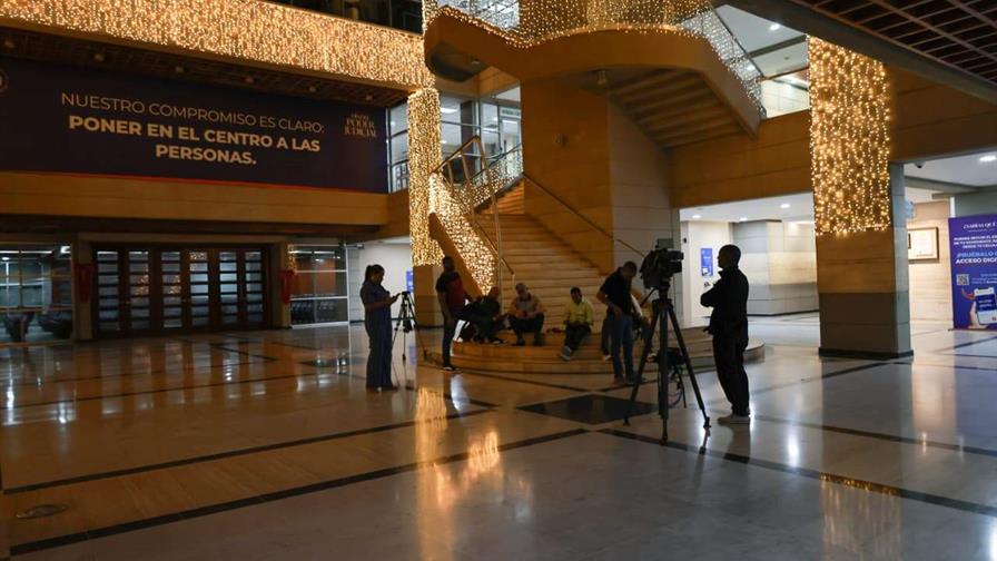 Hazim lleva más de tres horas en la Procuraduría por investigación del caso Senasa Hazim lleva más de tres horas en la Procuraduría por investigación del caso Senasa