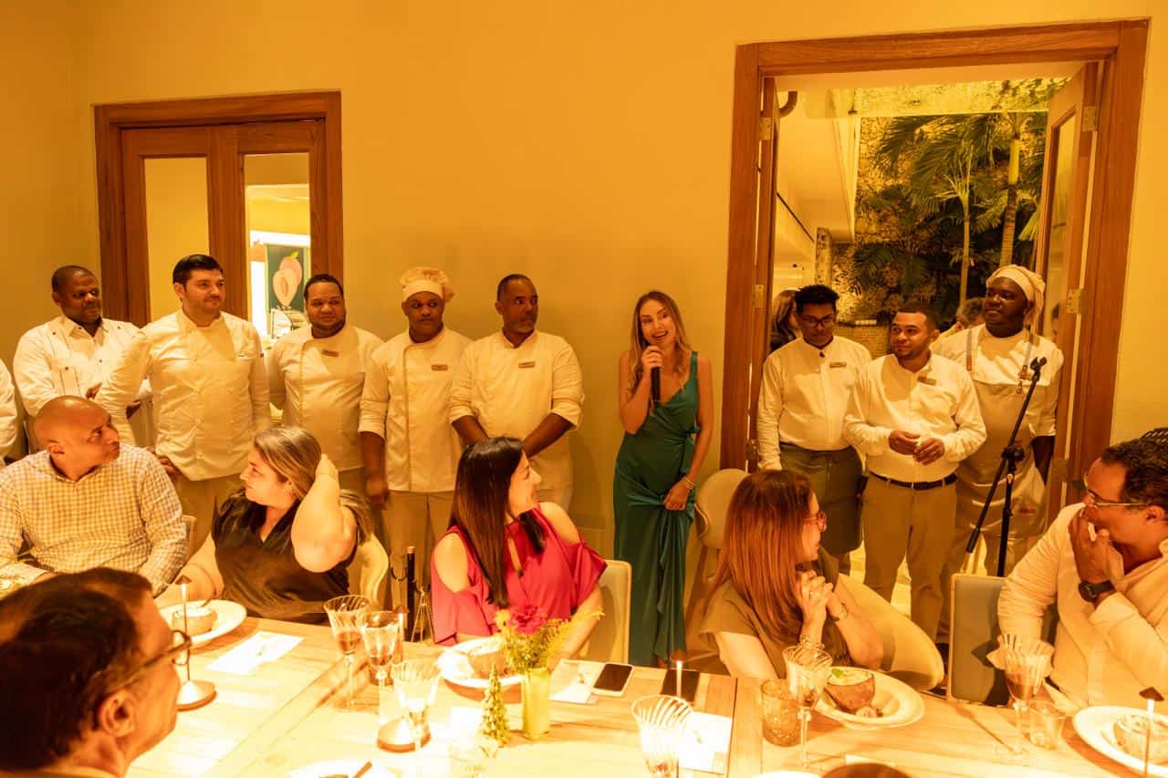 Marta Amengual, gerente general del Hotel Kimpton Las Mercedes, agradece al equipo que hizo posible esta cena a 4 manos en Zola.