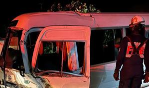 Un fallecido y nueve heridos en accidente entre autom&oacute;vil y guagua en la carretera Hato Mayor– SPM