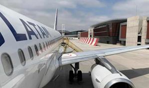 Pasajeros improvisan rutas por tierra y líneas locales ante crisis de vuelos en Venezuela