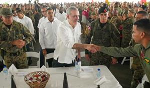 Abinader  comparte almuerzo navideño con militares y le dice que se siente orgulloso de su trabajo