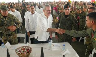 Abinader  comparte almuerzo navideño con militares y le dice que se siente orgulloso de su trabajo