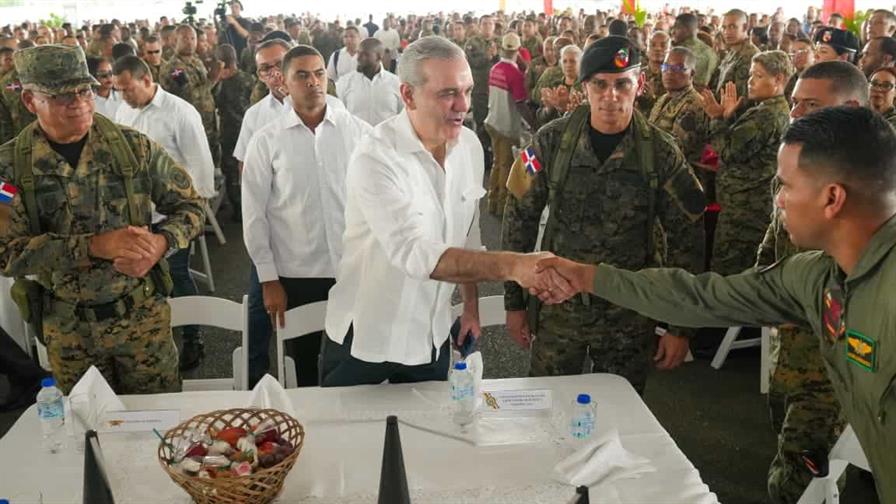Abinader comparte almuerzo navideño con militares y le dice que se siente orgulloso de su trabajo Abinader comparte almuerzo navideño con militares y le dice que se siente orgulloso de su trabajo
