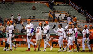 Toros destrozan a las Estrellas y aseguran empate en la Serie de la Caña