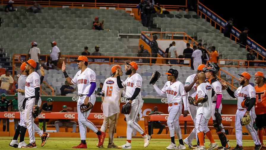 Toros destrozan a las Estrellas y aseguran empate en la Serie de la Caña Toros destrozan a las Estrellas y aseguran empate en la Serie de la Caña