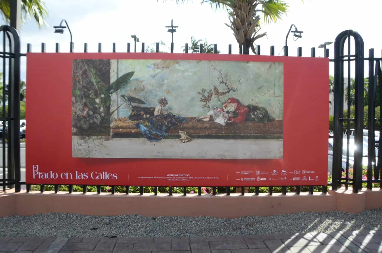 "El Prado en las calles" está ubicado en la verja perimetral del Centro León de Santiago.