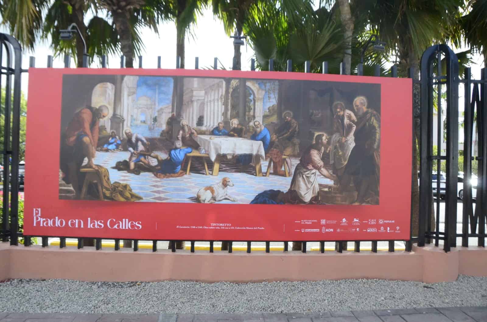 "El Prado en las calles" está ubicado en la verja perimetral del Centro León de Santiago.