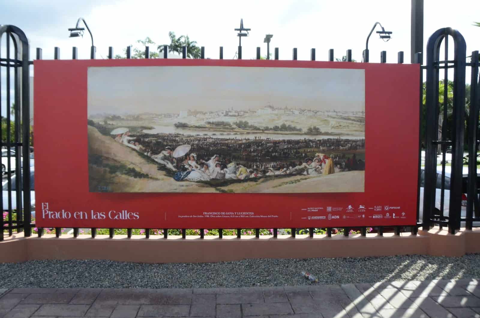 "El Prado en las calles" está ubicado en la verja perimetral del Centro León de Santiago.