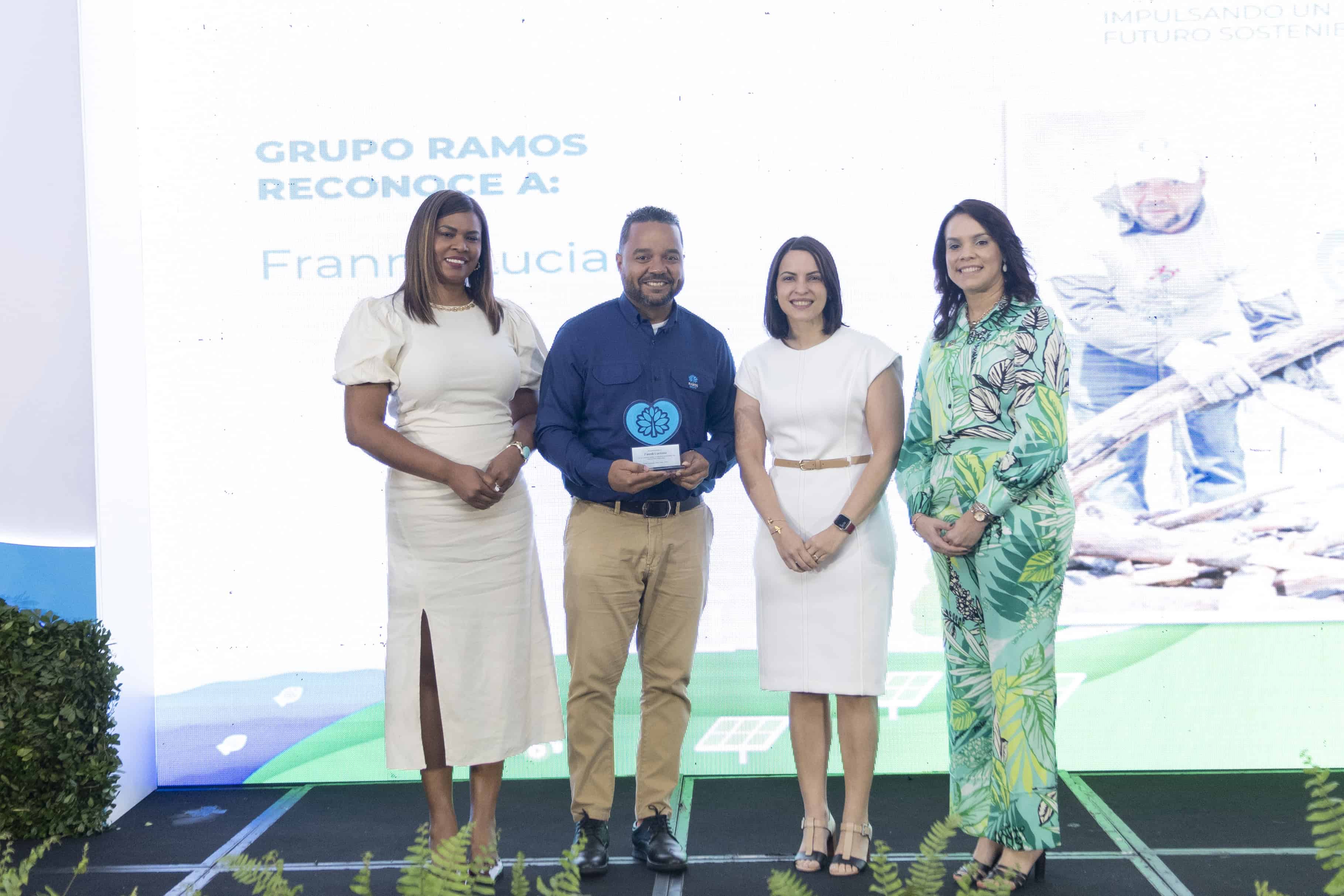 La institución reconoció al empleado Frannli Luciano (centro, izq.).