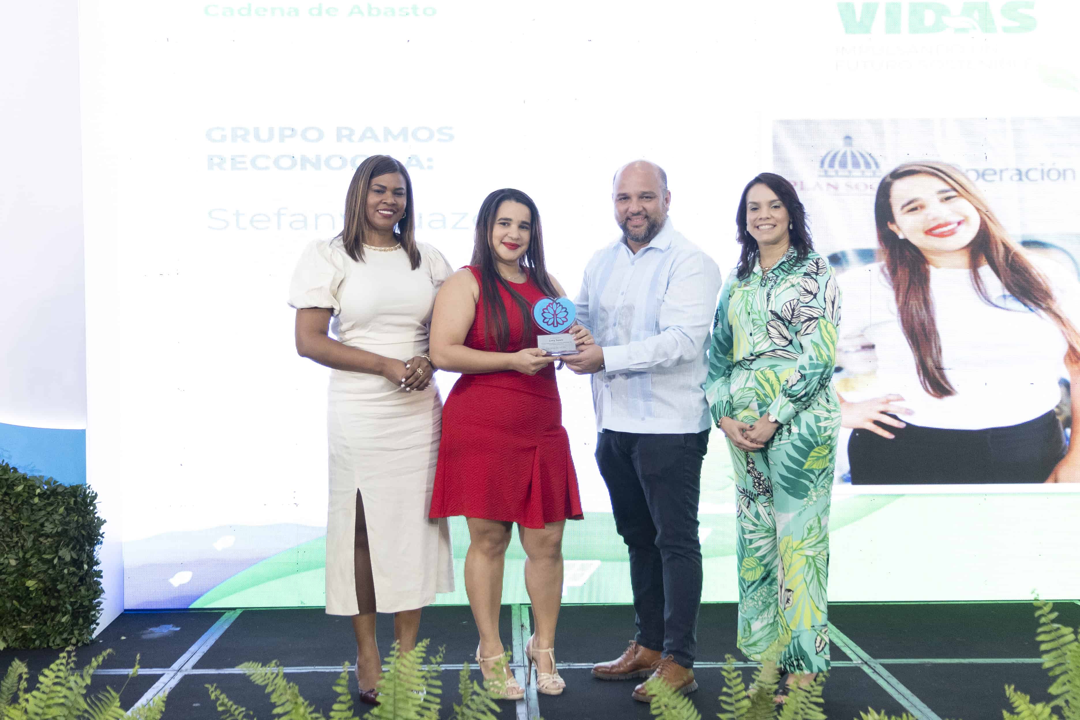 Grupo Ramos reconoció a la empleada Stefanie Suazo (centro, izq.) por sus contribuciones dentro de los programas de voluntariado de la empresa.