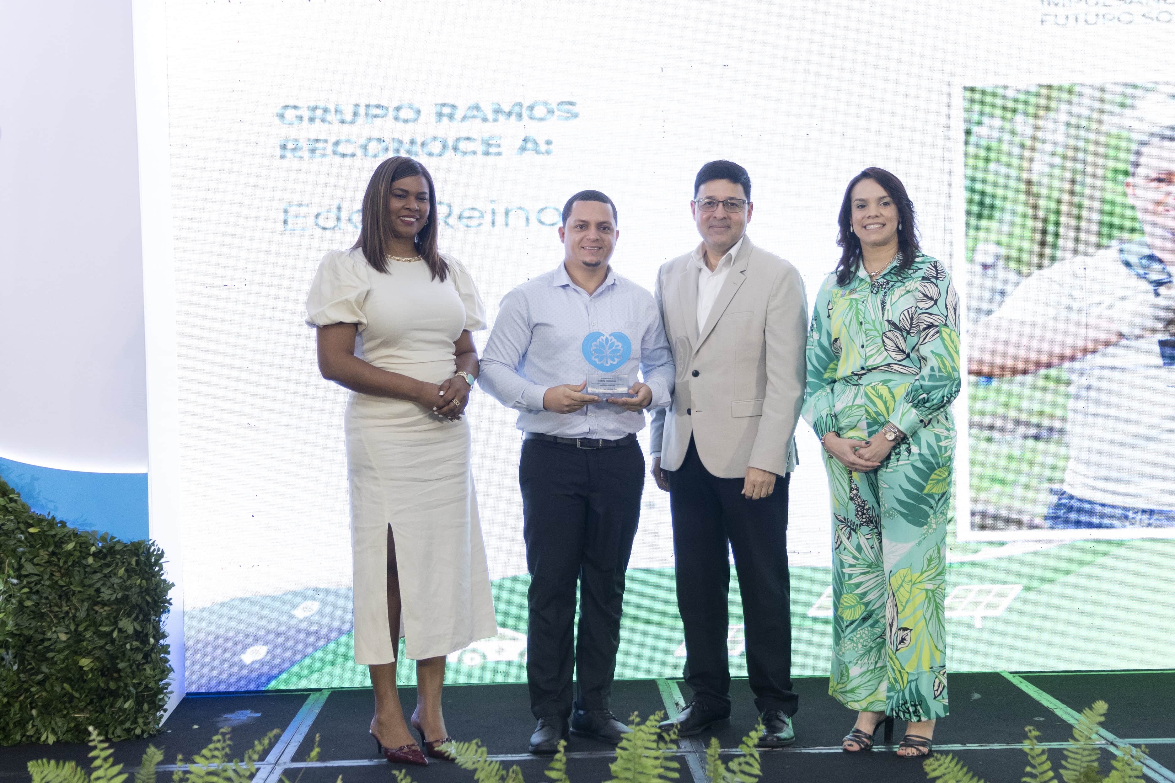 Entrega de reconocimiento al empleado Eddy Reinoso (centro, izq.)