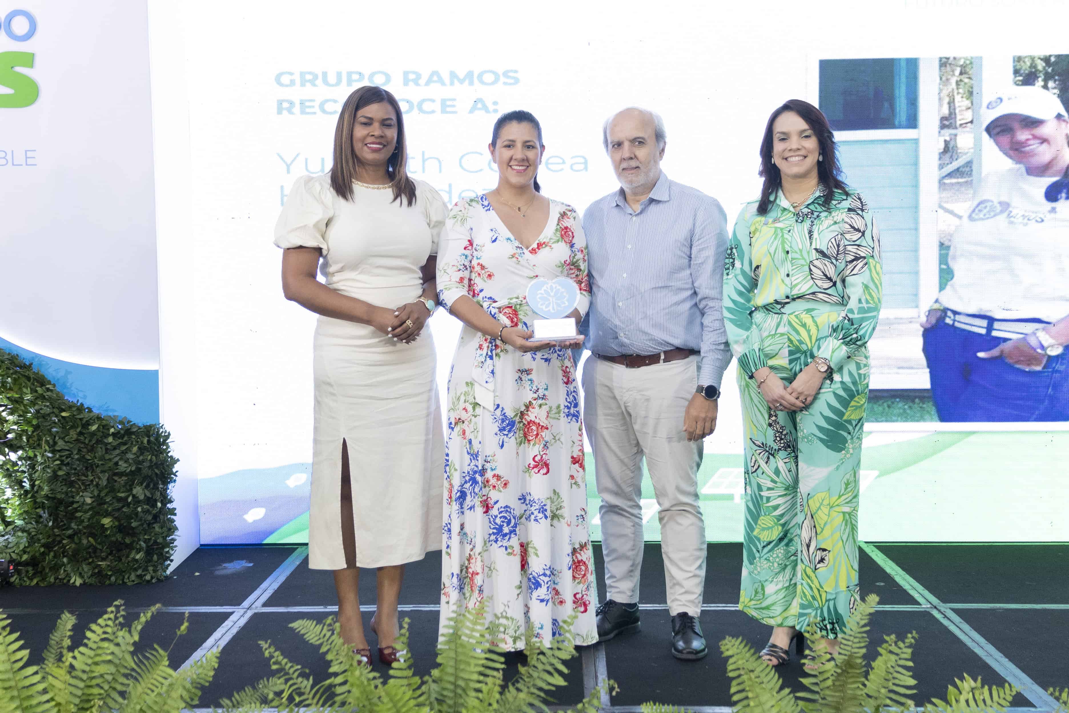 La empleada Yulibeth Correa Hernández (centro, izq.) también fue reconocida por sus acciones voluntarias.