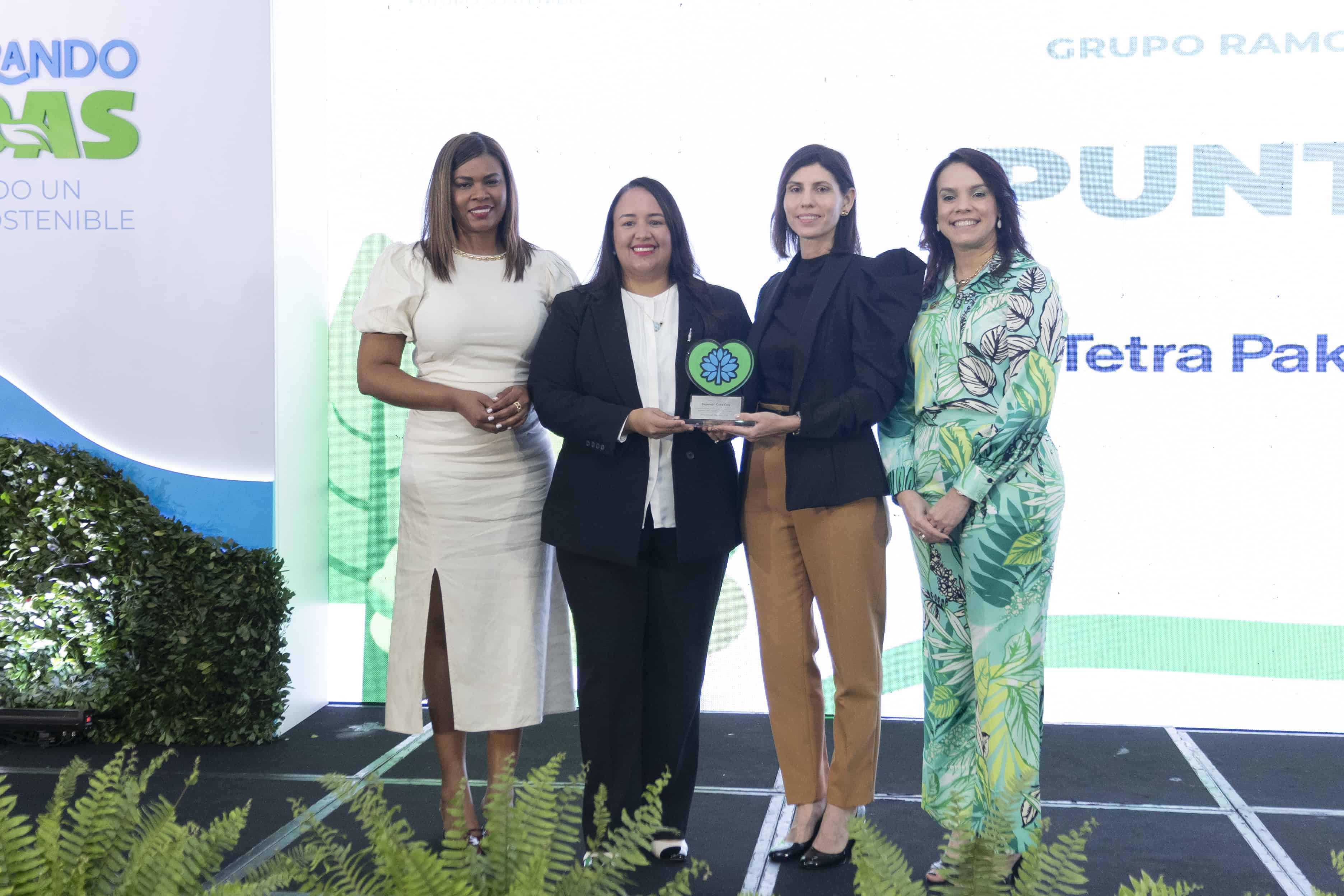 Entrega de reconocimiento a la representante de Tetra Pak (centro, izq).