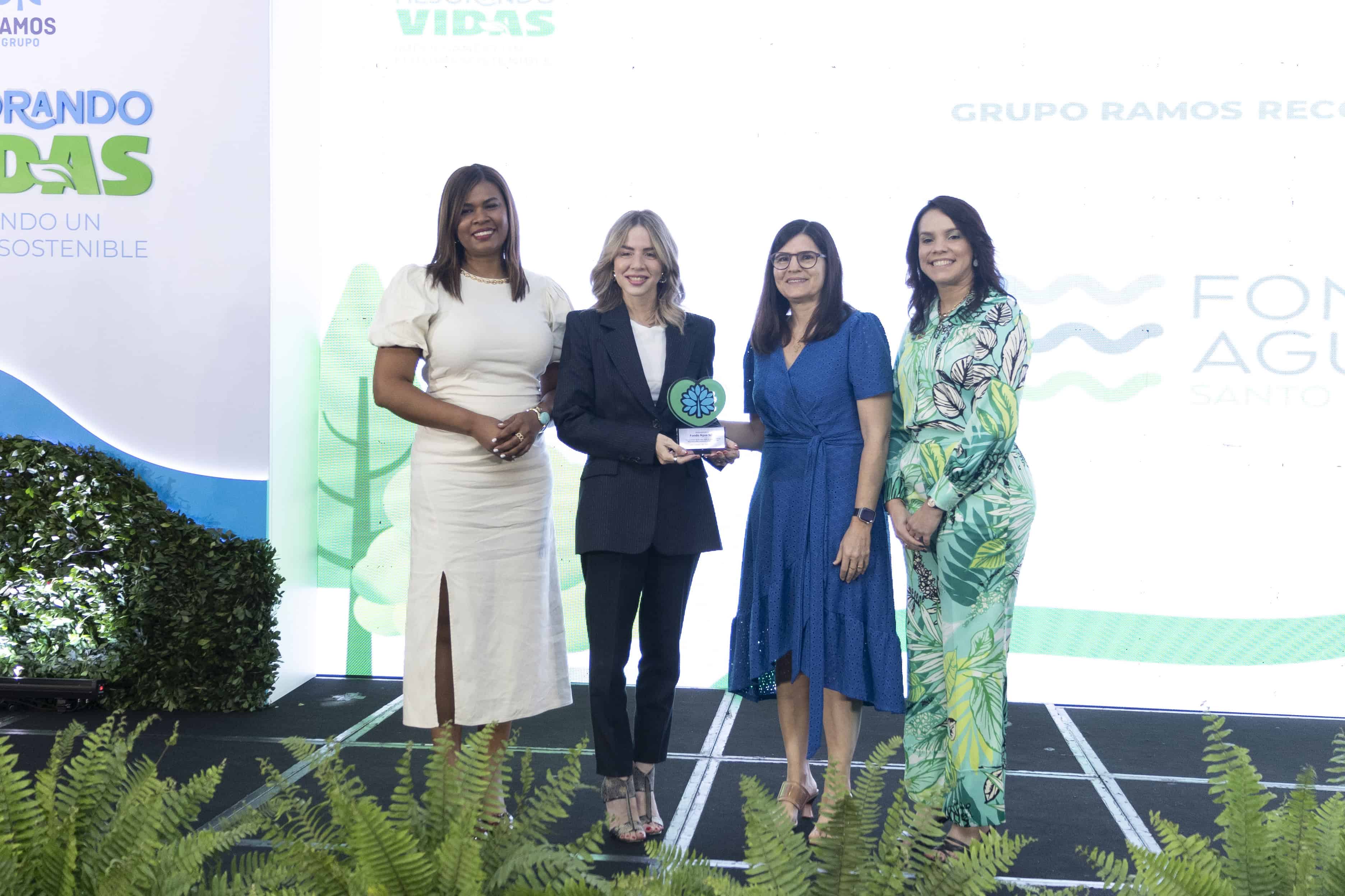 Entrega de reconocimiento a la representante de Fondo Agua Santo Domingo (centro, izq.)