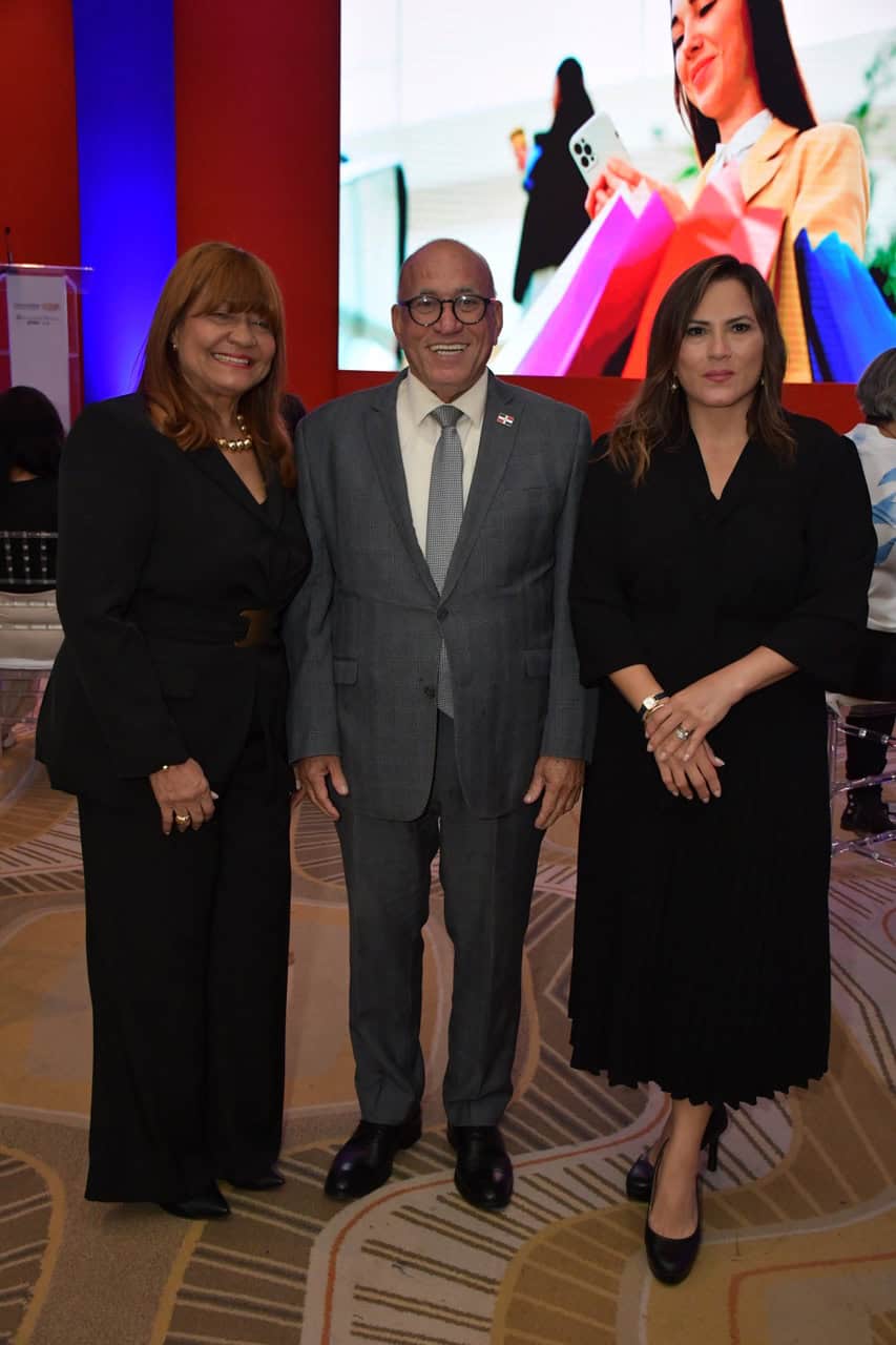 Eva Carvajal de Toribio, Julio Caminero y Natalia Sánchez.