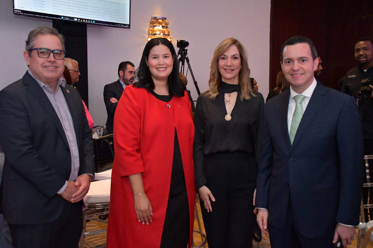 Paul Soto, Julissa Vázquez, María Teresa Ferreiro y Carlos Santelises.<br><br>6