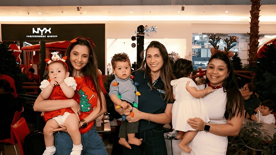 &Aacute;gora Mall celebra la Navidad con el &Aacute;rbol que Canta y Regala Sonrisas