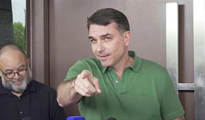 Hijo de Bolsonaro dice que podría retirar su precandidatura por un precio