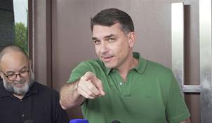 Hijo de Bolsonaro dice que podr&iacute;a retirar su precandidatura por un precio