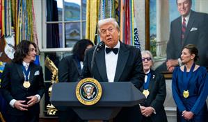 Muchos de ustedes son personas miserables: Trump ataca la audiencia en los premios Kennedy