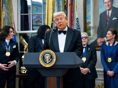 “Son miserables”: Trump arremete contra audiencia de premios Kennedy