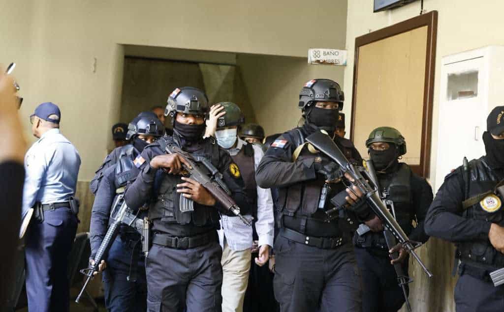 Los imputados por el fraude de casi 16 mil millones de pesos al Senasa mientras eran trasladados al tribunal.