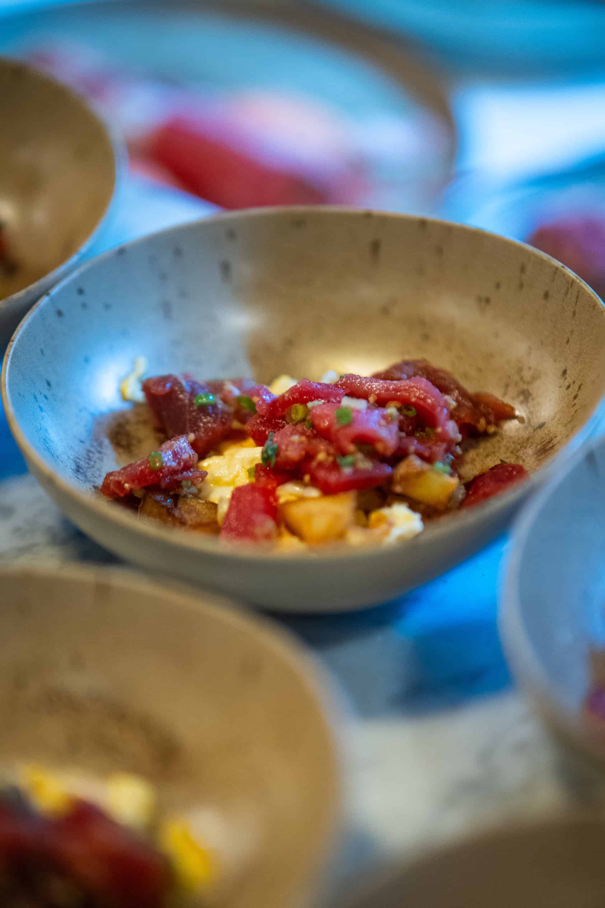 Atún picante con huevos rotos, del chef Ricardo Sanz.