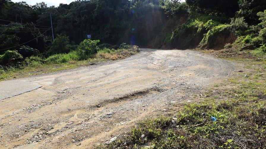 Carretera a Miches se deteriora pese al crecimiento turístico Carretera a Miches se deteriora pese al crecimiento turístico