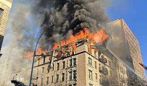 Un grave incendio se propaga en un edificio de viviendas en Nueva York