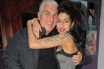 El padre de Amy Winehouse reclama dinero por ropa de su hija vendida por amigas