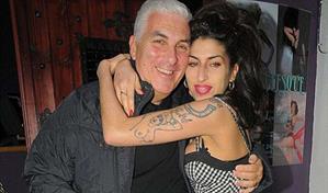 El padre de Amy Winehouse reclama dinero por ropa de su hija vendida por amigas