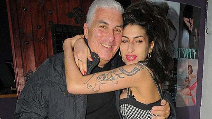 El padre de Amy Winehouse reclama dinero por ropa de su hija vendida por amigas El padre de Amy Winehouse reclama dinero por ropa de su hija vendida por amigas