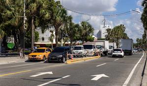 Calzada elevada o reductores del Malecón causa rechazo y taponamientos por exceso de altura