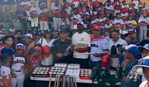 Ronny Mauricio encabeza inauguración del Torneo Cristo Rey y sus amigos