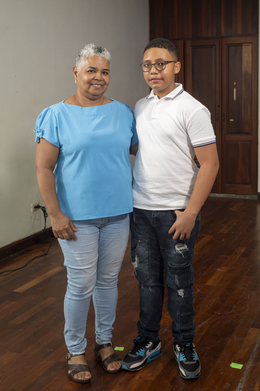 Altagracia Martínez y el niño Leudys Alexander Camacho.