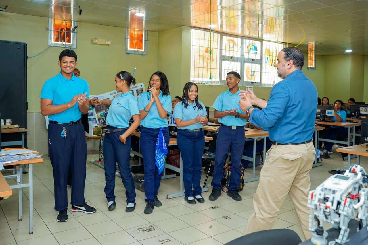 El defensor del Pueblo, Pablo Ulloa, conversa con estudiantes.