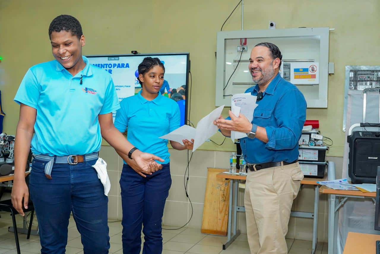 Estudiantes junto a Ulloa.