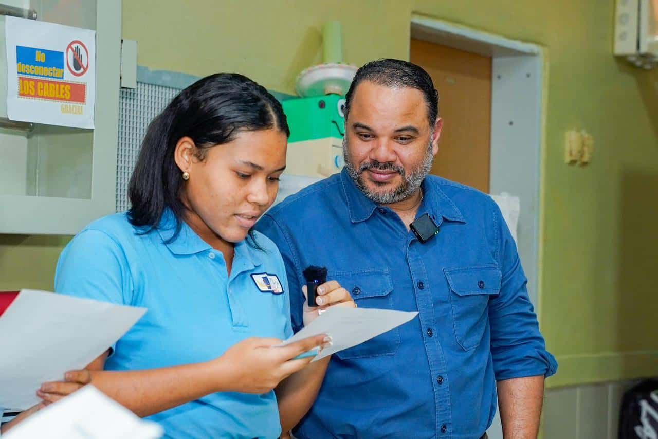 Pablo Ulloa, defensor del Pueblo, junto a una estudiante.