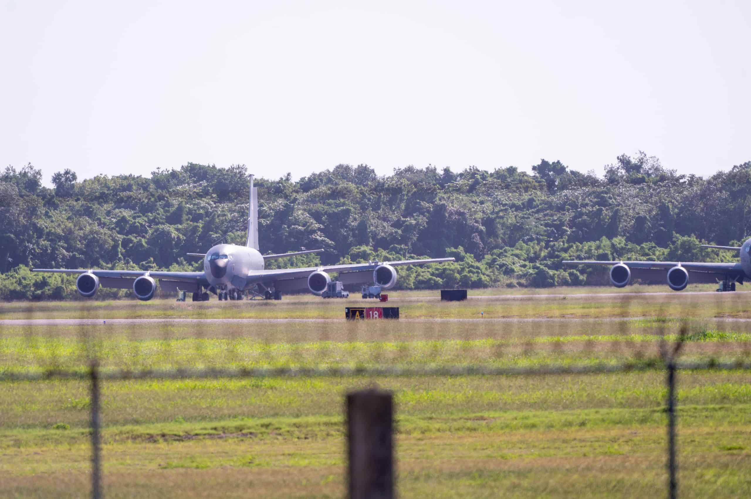 Entre los aviones se pudo establecer que uno de los aviones tiene matrícula ANG 38003, se trata de El KC-135R Stratotanke