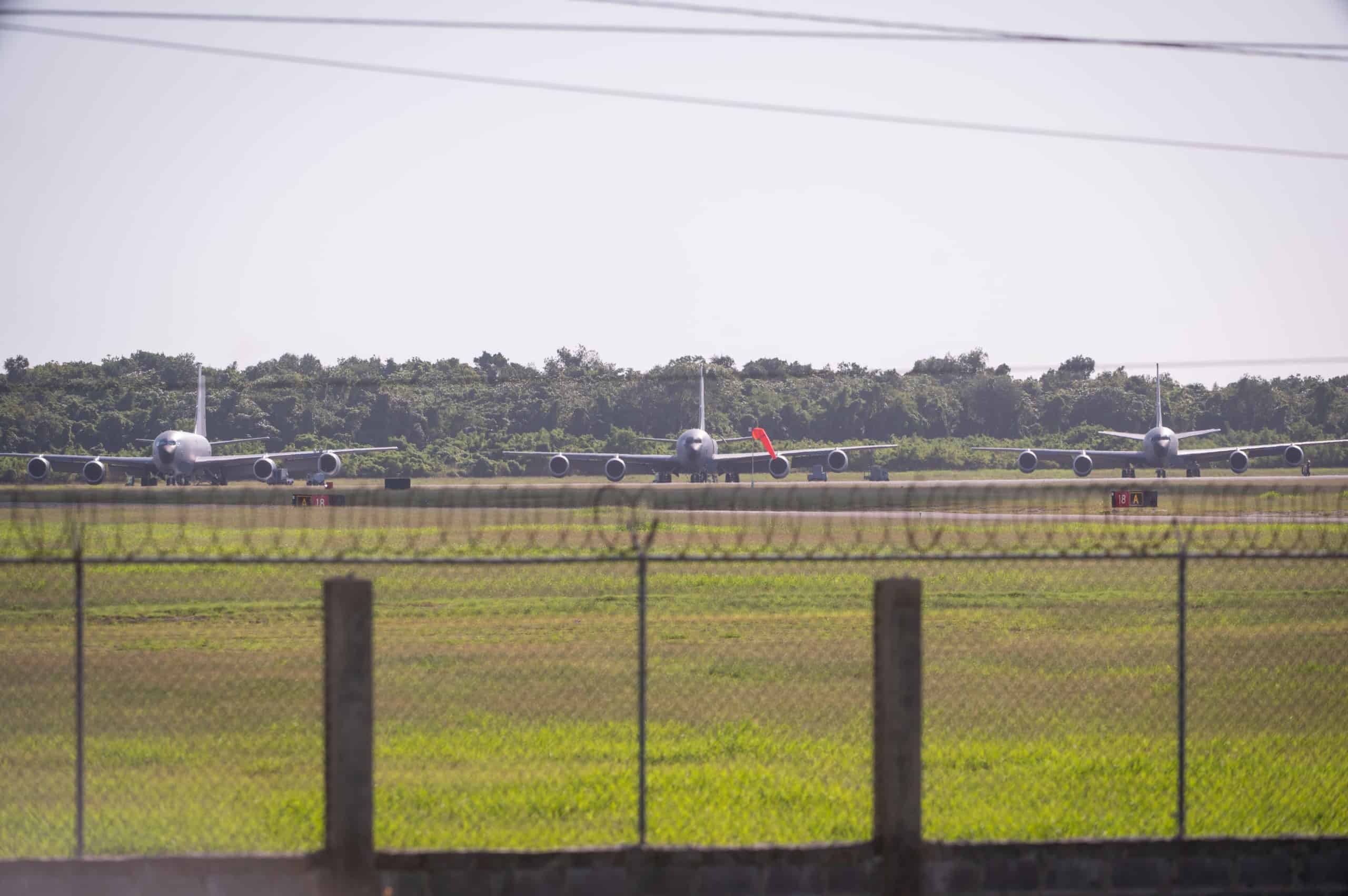 Entre los aviones se pudo establecer que uno de los aviones tiene matrícula ANG 38003, se trata de El KC-135R Stratotanke