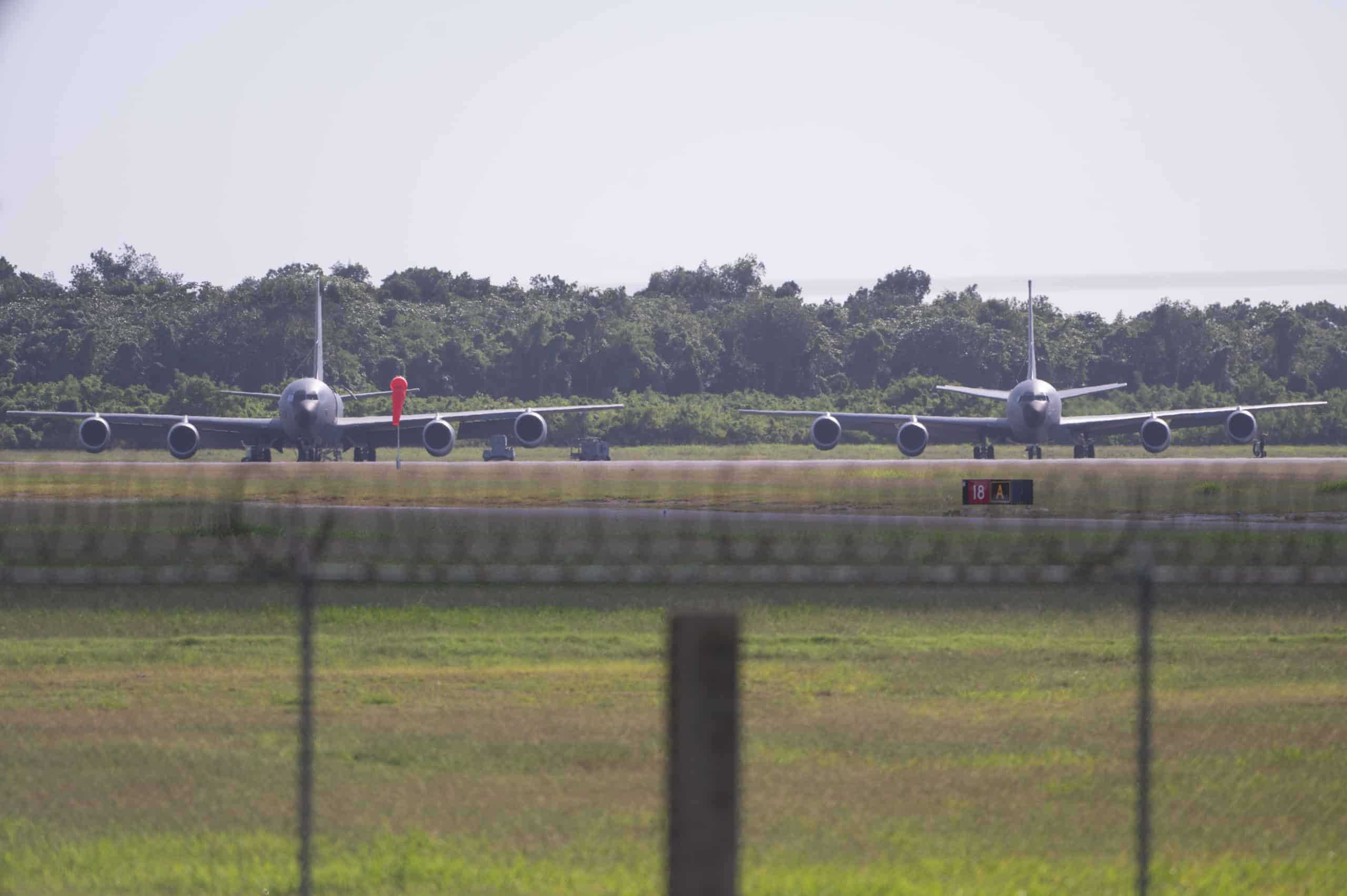 Entre los aviones se pudo establecer que uno de los aviones tiene matrícula ANG 38003, se trata de El KC-135R Stratotanke