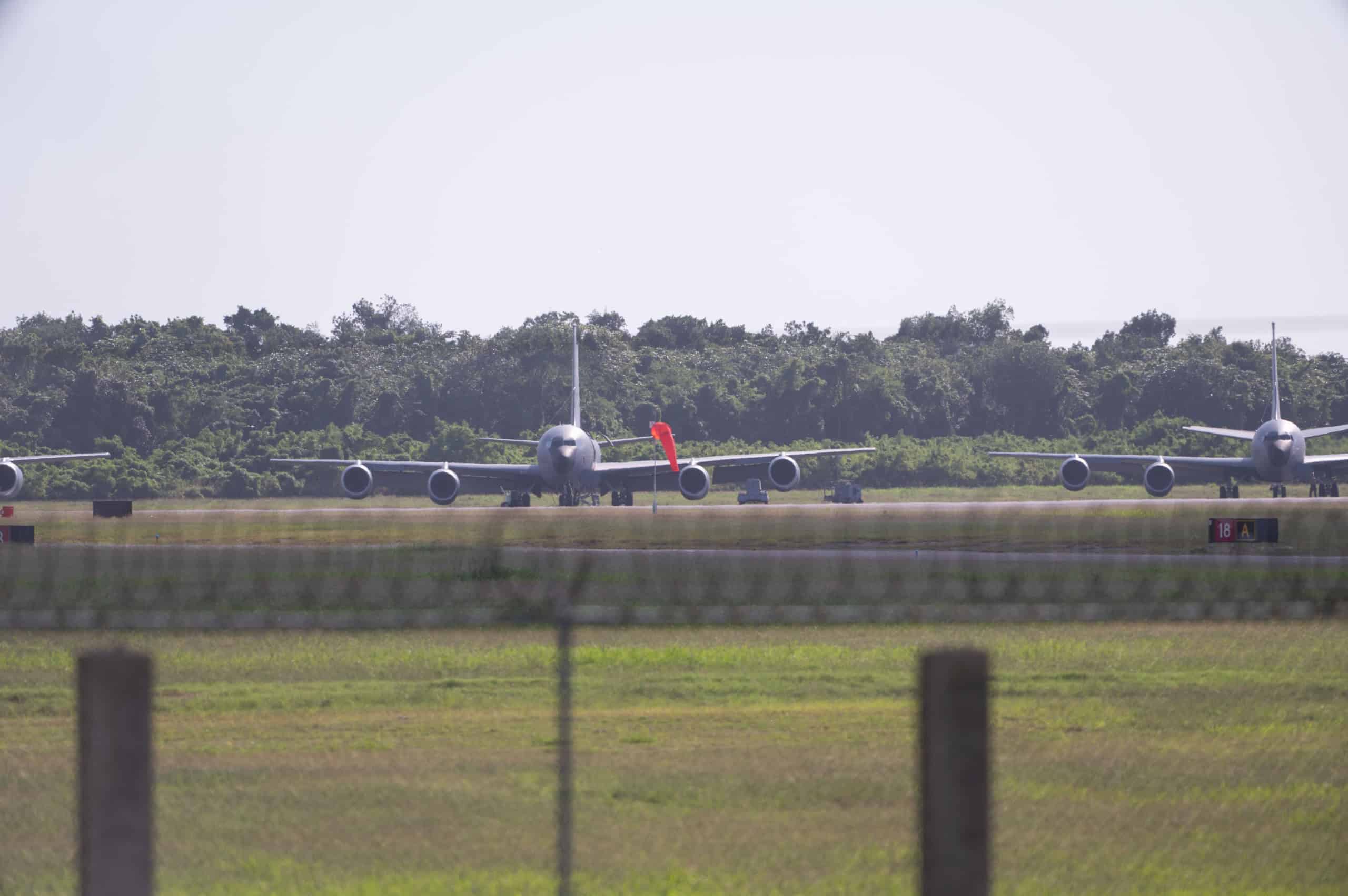 Entre los aviones se pudo establecer que uno de los aviones tiene matrícula ANG 38003, se trata de El KC-135R Stratotanke